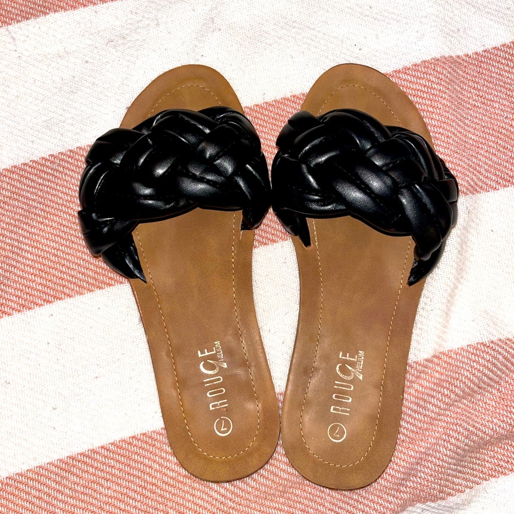 ✨Cute stylish black and tan sandal✨